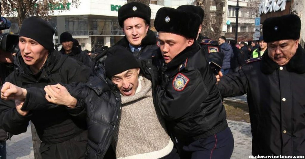 Kazakh protesters ผู้ประท้วงได้บังคับให้เข้าไปในอาคารรัฐบาลในเมืองที่ใหญ่ที่สุดของคาซัคสถาน ท่ามกลางการประท้วงที่เกิดขึ้นได้ยากซึ่ง