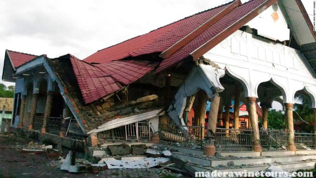 Dozens killed เจ้าหน้าที่ระบุว่ามีผู้เสียชีวิตอย่างน้อย 34 รายและได้รับบาดเจ็บอีกกว่า 600 รายหลังเกิดแผ่นดินไหวขนาด 6.2 และโค่นล้มอาคารในเกาะ
