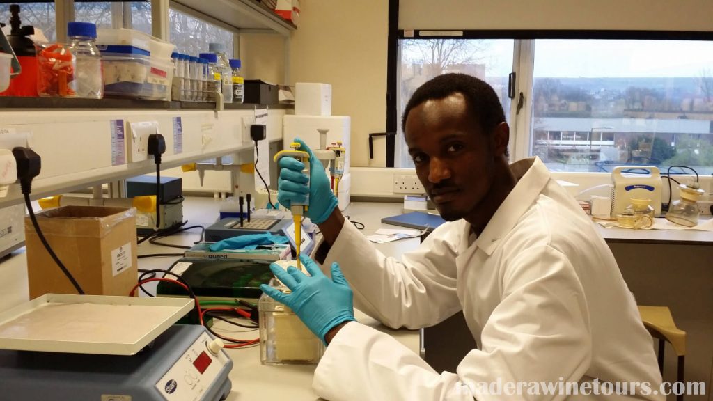 Nigerian scientist ได้ใช้เวลาช่วงวันหยุดในห้องปฎิบัตการของเขาในการหาลำดับพันธุกรรมเพื่อเรียนรู้เพิ่มเติมเกี่ยวกับตัวแปร COVID – 19 