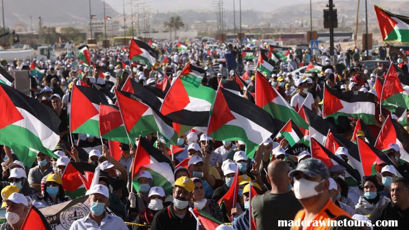 Palestinians protest เป็นสัปดาห์ที่ 10 ติดต่อกันชาวปาเลสไตน์หลายพันคนประท้วงหน้าอาคารเทศบาลของอิสราเอลในเมืองอุมม์อัลฟาห์มเพื่อต่อต้านตำรวจ