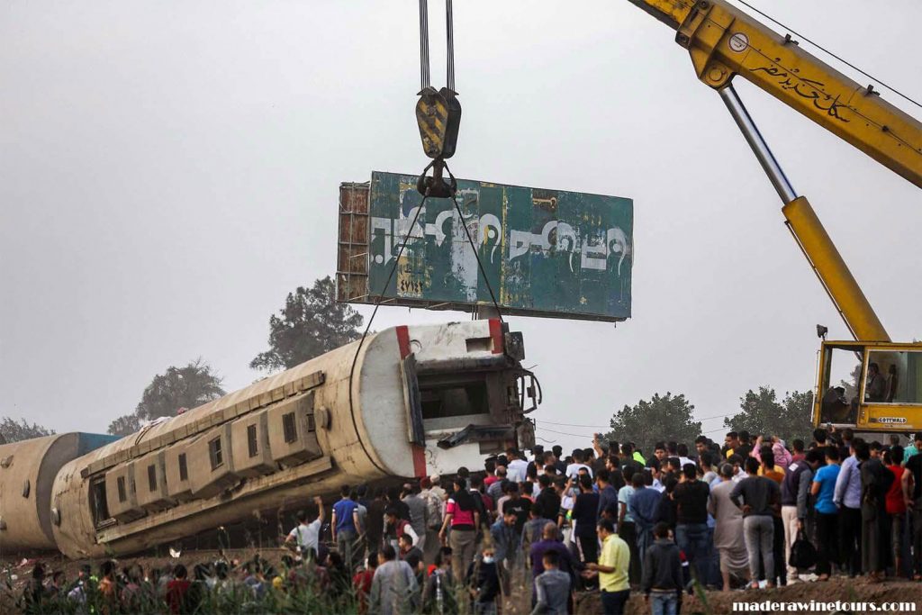Egypt sacks rail หัวหน้าการรถไฟของอียิปต์ถูกไล่ออกหลังจากเกิดภัยพิบัติทางรถไฟหลายครั้งสองวันหลังจากอุบัติเหตุครั้งล่าสุดซึ่งทำให้เสียชีวิต 11 