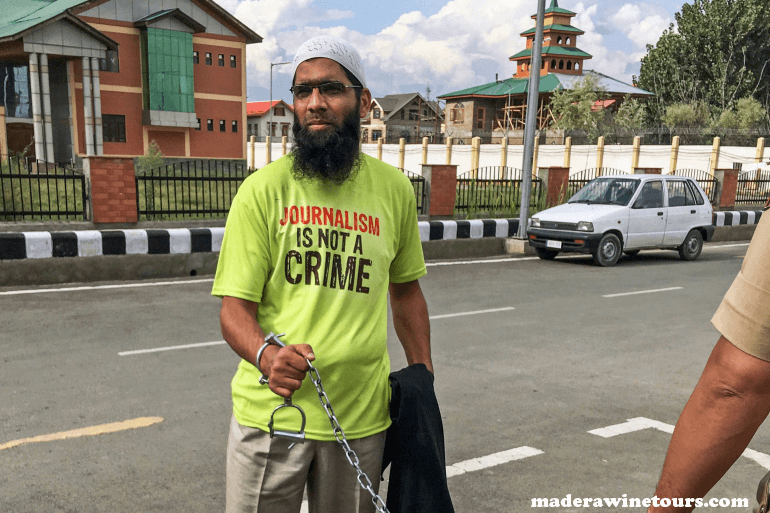 Aasif Sultan ในเดือนนี้อาซิฟสุลต่านนักข่าวจากแคชเมียร์ที่บริหารโดยอินเดียได้รับโทษจำคุก 1,000 วันนับตั้งแต่ถูกจับกุมในเดือนสิงหาคม 2561 