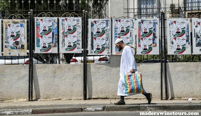 Algerians vote ชาวอัลจีเรียเริ่มลงคะแนนเสียงในการเลือกตั้งรัฐสภาครั้งแรกนับตั้งแต่ผู้นำเก่าแก่ Abdelaziz Bouteflika ถูกบังคับให้ลา 