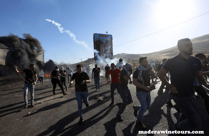Israeli police สภาเสี้ยววงเดือนแดงปาเลสไตน์กล่าวว่านักวิ่ง 23 คนได้รับบาดเจ็บเมื่อตำรวจอิสราเอลยิงแก๊สน้ำตาและระเบิดช็อตที่กลุ่มนักเคลื่อนไหว