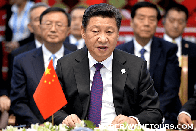Chinese officials รัฐมนตรีต่างประเทศจีนได้พบกับคณะผู้แทนตอลิบาน ส่งสัญญาณความสัมพันธ์ที่ร้อนระอุ ในขณะที่กองกำลังต่างชาติที่นำโดยสหรัฐฯ