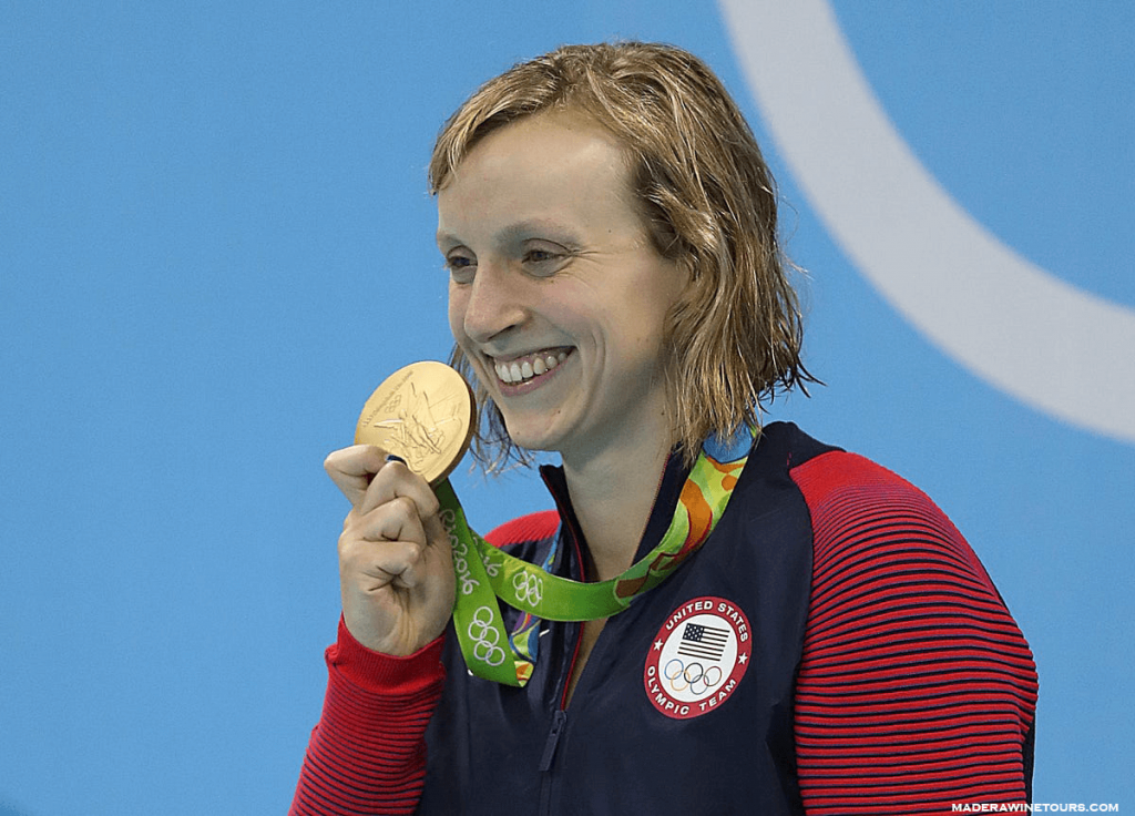 Katie Ledecky ก็คว้าเหรียญทองเหรียญแรกของเธอในการแข่งขันกีฬาโอลิมปิกที่โตเกียว โดยคว้าอันดับที่ 1 ในการแข่งขันฟรีสไตล์ 1,500 เมตร 