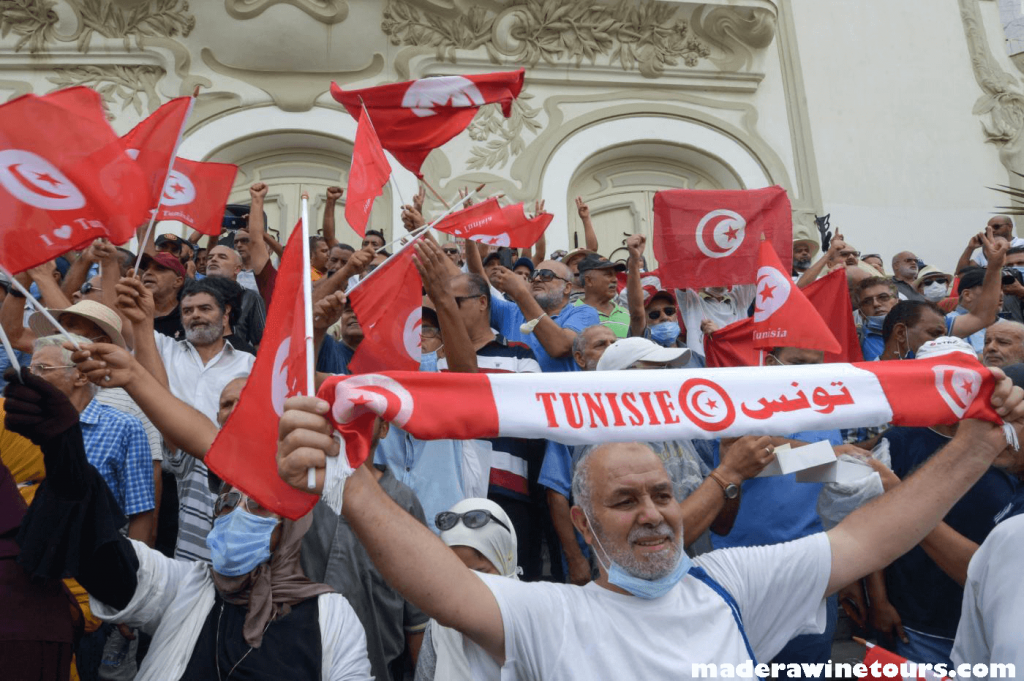 Four Tunisian ประธานาธิบดีตูนิเซียสูญเสียความชอบธรรมตามคำแถลงของพรรคตูนิเซีย 4 พรรค ซึ่งเรียกร้องให้ยุติสิ่งที่พวกเขาเรียกว่ารัฐ