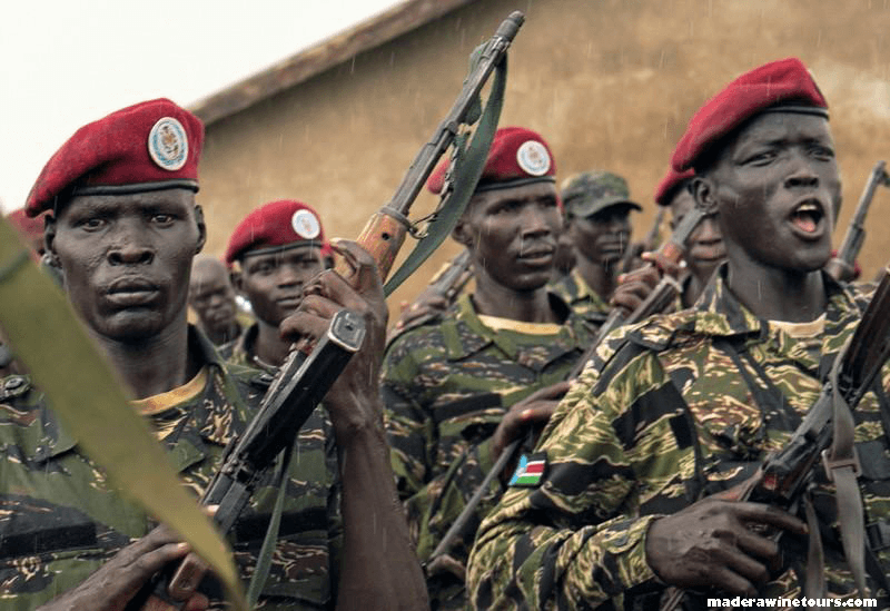 Sudan’s military มีผู้เสียชีวิตอย่างน้อย 7 คนและบาดเจ็บ 140 คน ขณะที่หลายพันคนออกมาประท้วงหลังจากกองทัพซูดานยึดอำนาจจากรัฐบาล