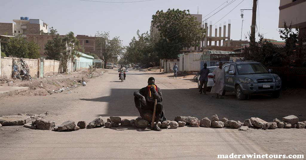 Sudanese barricade ผู้ประท้วงได้สร้างเครื่องกีดขวางข้ามถนนในคาร์ทูม เมืองหลวงของซูดาน และร้านค้าและสำนักงานบางแห่งปิดตัวลงเนื่องจากการประ