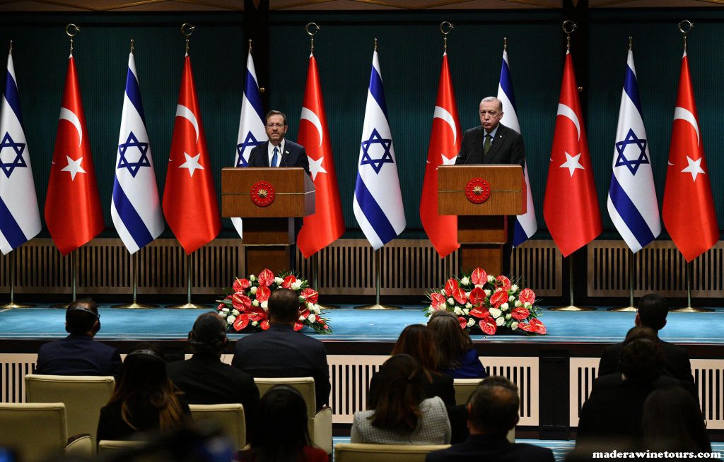 Israel and Turkey อิสราเอลและตุรกีได้ประกาศยุคใหม่ของความสัมพันธ์หลังจากการล่มสลายทางการทูตมากว่าทศวรรษ ขณะที่ประธานาธิบดีไอแซก 