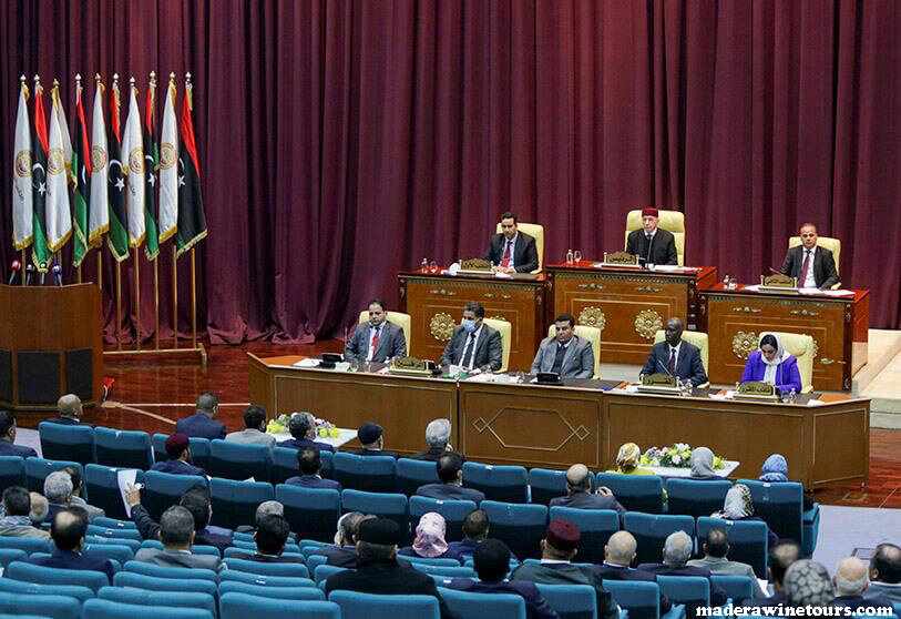 Libyan parliament การเผชิญหน้ากันระหว่างสองรัฐบาลที่เป็นคู่แข่งกันในลิเบียเสี่ยงที่จะส่งผลให้เกิดการแบ่งแยกดินแดน ในขณะที่รัฐสภาทาง