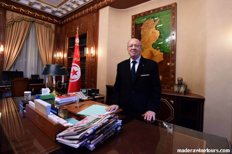 Tunisian president’s ประธานาธิบดีตูนิเซียออกกฎหมายว่าด้วยการเลือกตั้งลดแต่ไม่ยุติบทบาทของพรรคการเมืองในรัฐสภาที่ได้รับการปฏิรูปซึ่งจะมี