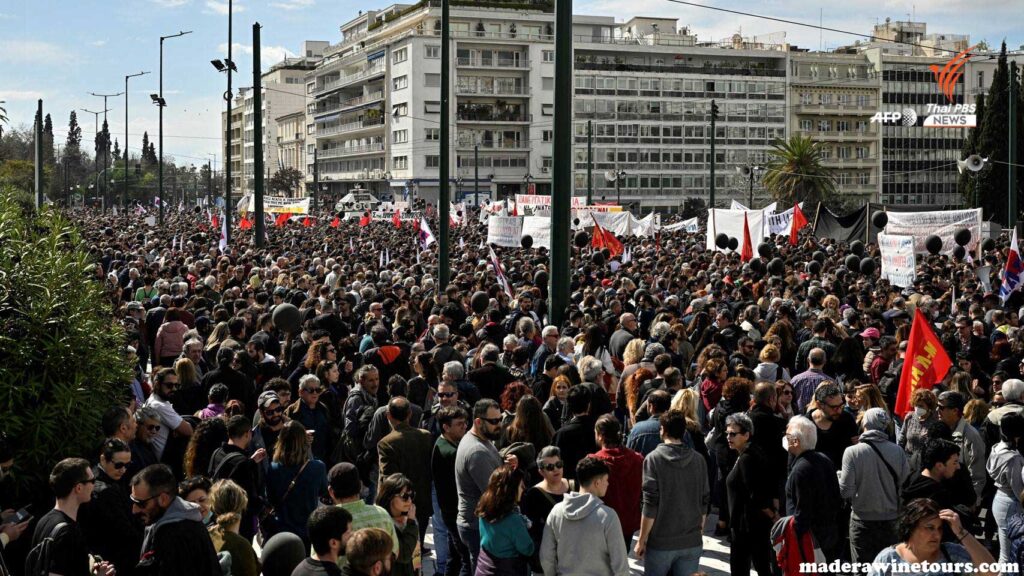 Protests across การประท้วงเกิดขึ้นทั่วประเทศกรีซ เกี่ยวกับการจมของเรือบรรทุกผู้อพยพและผู้ลี้ภัย ซึ่งทำให้มีผู้เสียชีวิตอย่างน้อย 78 